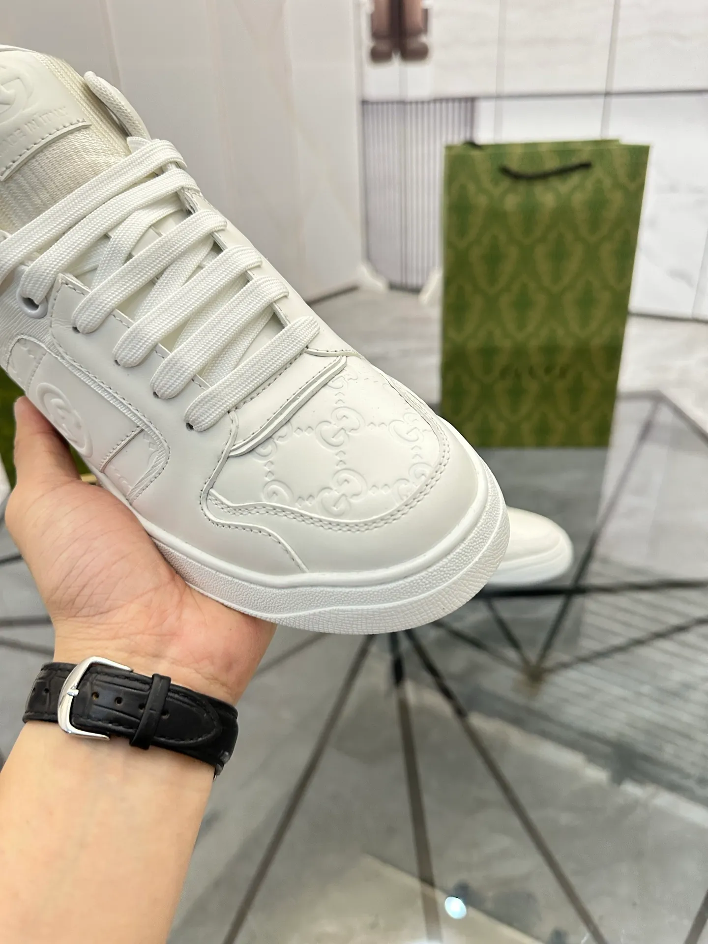 Selling men's shoes 💰: 💰P560¥ Top quality Product trademark: Gucci* "Gucci*" low-top casual shoes Regular size: 38-44 (can be customized to 45.46.) Product material: imported first-layer cowhide leather upper, breathable lining, original outsole. No.: 004